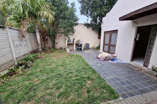 Abbotsford Townhouse:

* 2 bedrooms
* 2 bathrooms
* lounge
* Diningroom
* Kitchen
* Covered carport for 2 cars
* Braai area
* ...