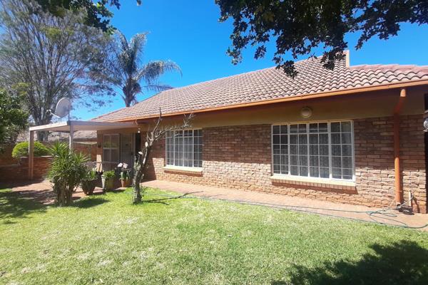 Affordable house for sale in Mookgopong/Naboomspruit.
Perfect for retirement, for beginners and for singles.
This outstanding property ...