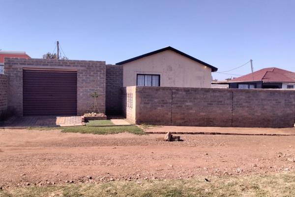 A cozy RDP house ha se become available in Lawley. This baby offer 2 bedrooms, open plan lounge and kitchen, bathroom and toilet. ...