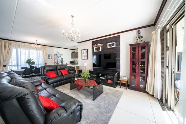 CHARMING, ELEGANT AND SPACIOUS 3 BEDROOM HOME IN FOURWAYS

[On show by appointment on Sundays 11am - 2pm, contact for address.]

This ...