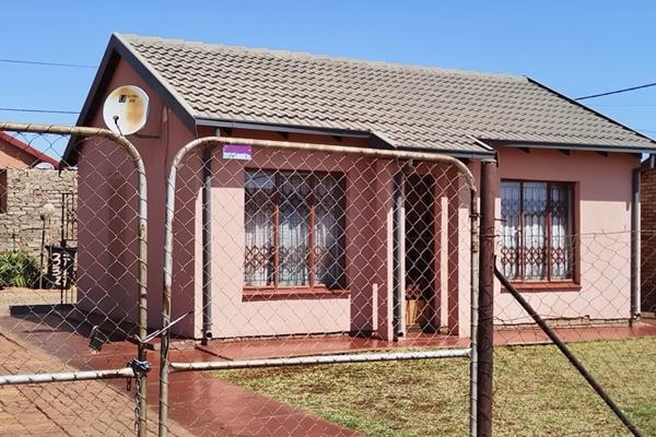 This is a 2 bedroom house in Ga-Rankuwa Unit 9 with a fitted kitchen, dining room and bathroom. Beautiful home overall. Contact me now ...