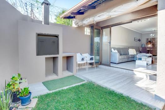 2 Bedroom Townhouse for sale in Weltevreden Park