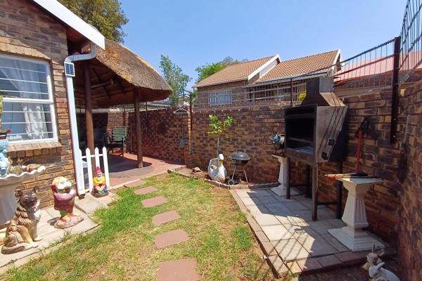 Situated on the main road leading in and out of Noordheuwel, Robert Broom, this cluster ...