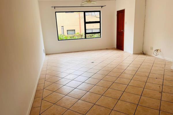 3 bedrooms
2 bathrooms
Kitchen
Built in Cupboards 
Selling price is R1 100 000
2 ...