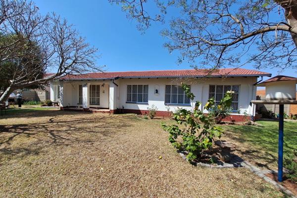 Sinoville 3 bedroom house for sale with a study, Family/TV Room, Dining room, kitchen, double garage, double carport and a beautiful ...