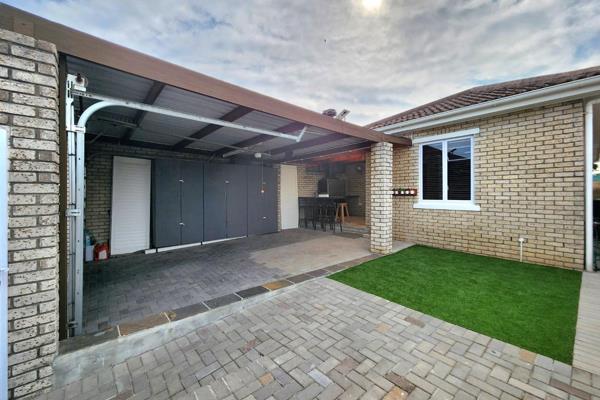 This beautiful face brick house in the sought after area, Oakglen is perfect for an Investor, a couple, or a single professional ...