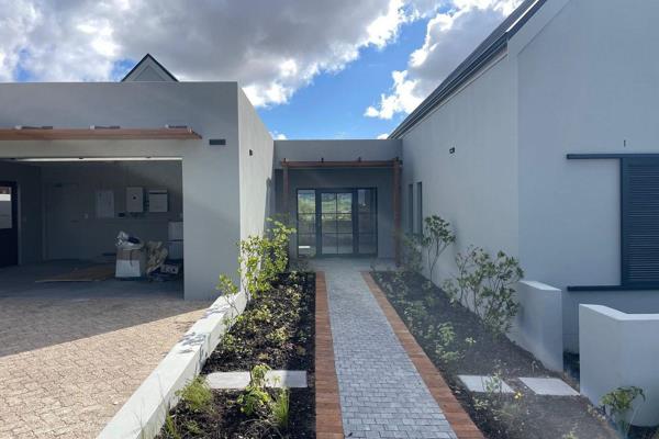 Brand new home just completed by well known Stellenbosch developer. Located in the popular and successful Longlands Village security ...