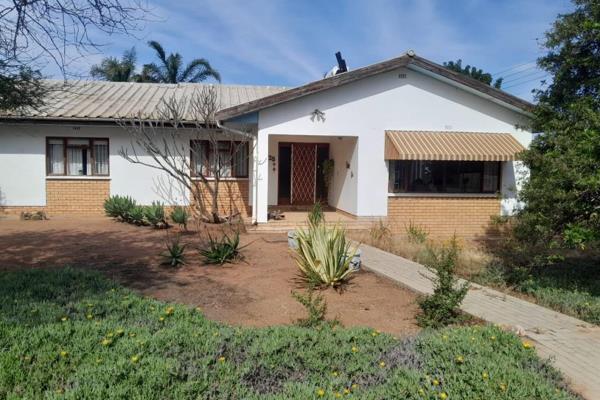 Nestled in a peaceful corner of Vanrhynsdorp, Western Cape, this charming home offers ...