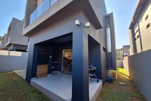 This modern 3 bedroom all en suite clusters offer it all, in a prime location of Bryanston, Sandton
Entering through the double garage ...