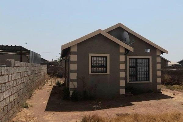 Charming Family Home for Sale in Toekomsrus, Randfontein, Gauteng

Discover a peaceful retreat in this 2-bedroom family house ...