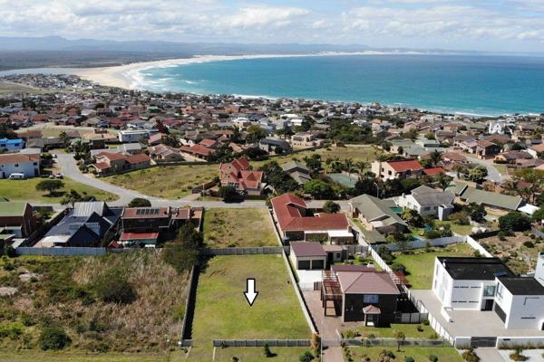 Nestled in the sought-after Wavecrest area of Jeffreys Bay, this exceptional 806 sqm vacant stand offers a rare chance to build your ...