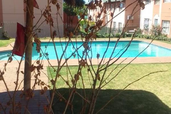 Bargain!
2 bedroom apartment for sale in castleview r500 000.
The property is situated in a 24/7 secure Complex where there are ...