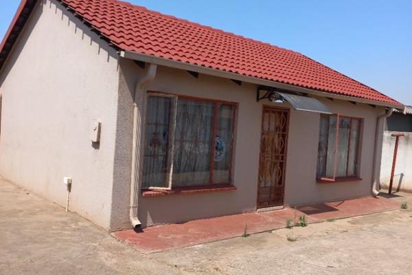 Beautiful House for Sale in Vosloorus Ext 25
This beautiful and spacious home is in Vosloorus Ext25, the property offers 2 generously ...