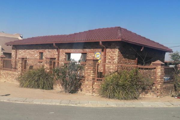 3 bedroom house for sale in Kaalfontein Ext 14 and separate bathroom and toilet
Main ...