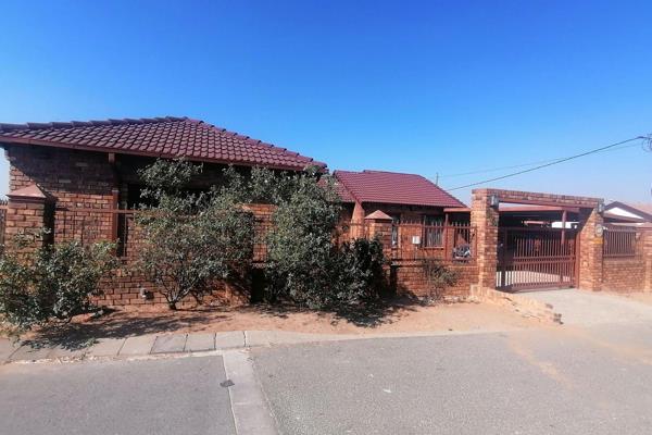 3 bedroom house for sale in Kaalfontein Ext 14 and separate bathroom and toilet
Main ...