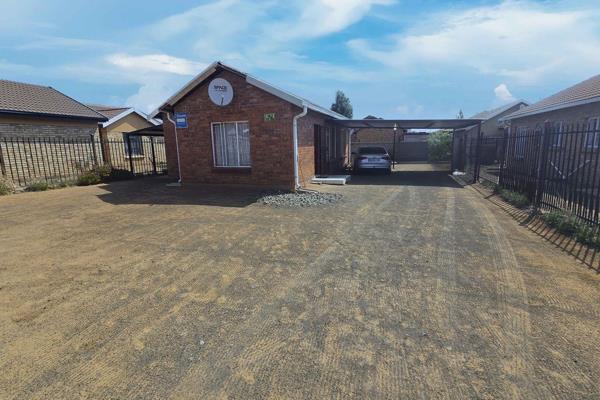 ***Exclusive Sole Mandate*** Bargain Bargain Bargain 3 Bedroom 1.5 Bathroom house on 381 square meter erf with double carport and outside covered area by the kitchen back door is selling in Mandela View.

You cant even buy a duet of 60m2 on 180m2 erf for this price ...