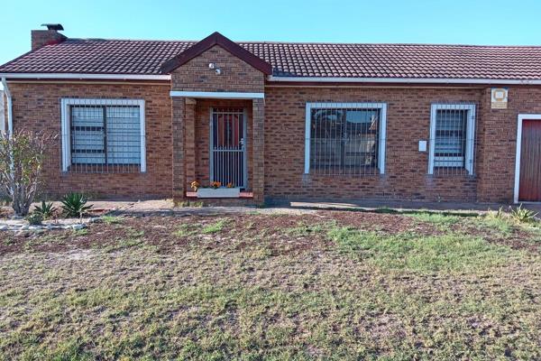 Two Bedroom House, recently renovated a must see
Available 01 November or sooner can be discussed with Landlord ( separate entrance on ...