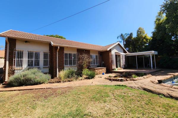 This House has a great location close to main access routes. 

The unit offers the following:

- Dining Room

- Lounge

- ...