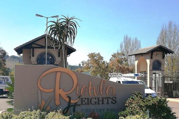 Nestled in the serene setting of the Rietvlei Heights Country Estate
24HRS Security Estate 
The Estate boasts a wonderful ...