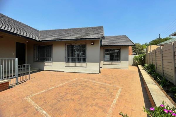 This well-positioned, freestanding property at 483 Jan Smuts Avenue, Blairgowrie, offers ...