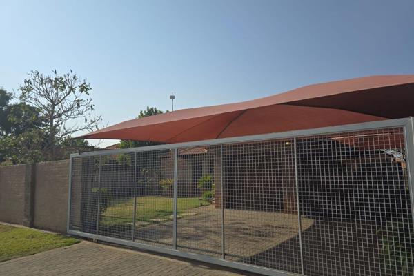 3 Bedrooms,
2 Bathrooms,
Open plan Lounge,
Kitchen, 
Single Garage, 
Carports,
Glass door enclosed Patio, 
Swimming pool ...