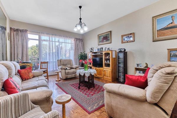 Key features:

    Spacious living: Enjoy an open-plan dining room and lounge area with elegant parquet flooring. A convenient serving hatch connects to the kitchen.
    Modern kitchen: The well-equipped kitchen features a double ...