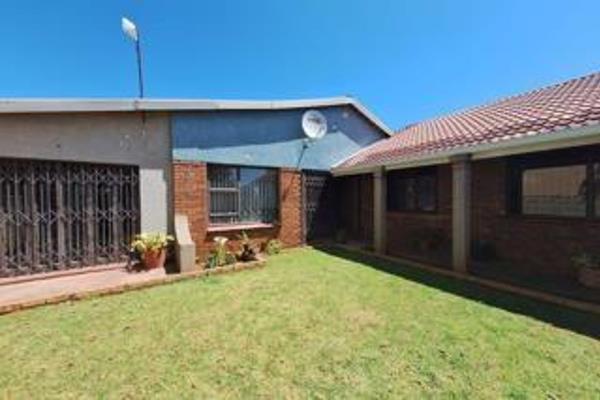 This neat family home offers 3 bedrooms with built in cupboards, 2 bathrooms( 1 en suite). Lounge and dining room. Kitchen with ...