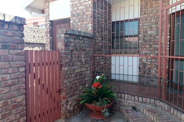 Nestled on a corner stand in the heart of the Deoville Park complex in Hartenbos central, this charming 185sqm townhouse offers a ...