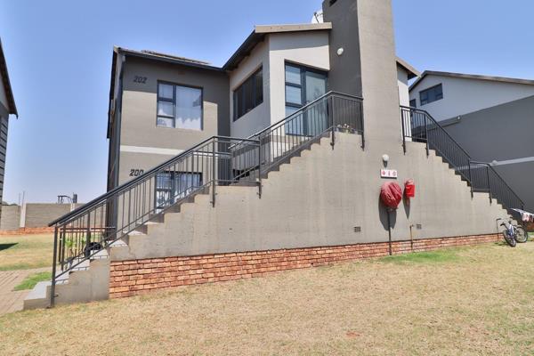 200 - 66 On High
372 Koffiefontein Road
Norton Homes Estate
Benoni
R989 000-00
Pet Friendly, stylish ground level residence for ...