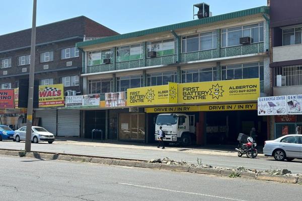 Situated on the bustling Voortrekker Road, this retail unit offers 124.06m2 of prime ...