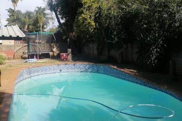 Big House
Big Yard
Massive Pool
A family home with space and walking distance from ...