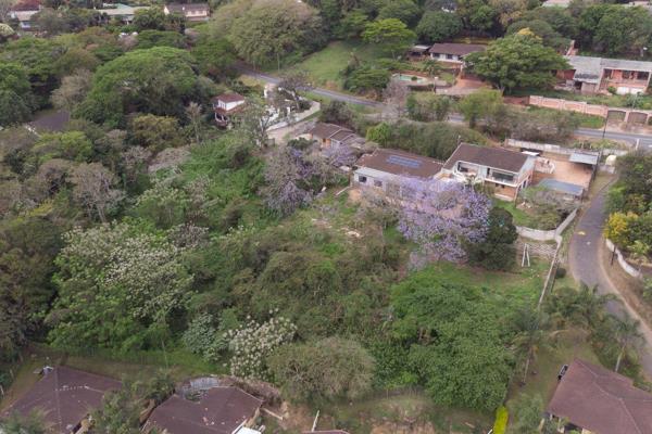 Welcome to an unparalleled investment opportunity in the heart of Amanzimtoti.  This massive 6504m2 stand boasts an existing main ...