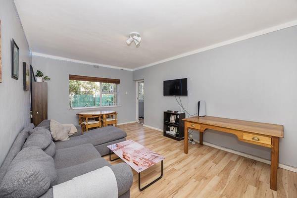 - Exclusive Mandate -

This two bedroom apartment is situated in the heart of Rondebosch Village and offers an ideal opportunity for students or young professionals to take advantage of!

Consisting of both a front entrance and a ...