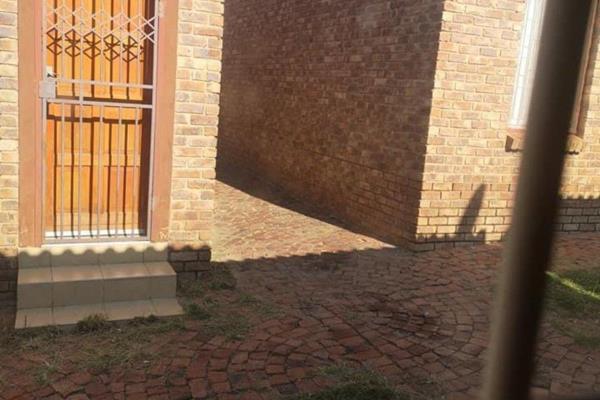 Two-Bedroom House for Sale in Olievenhoutbosch

Welcome to this charming and well-maintained two-bedroom house, nestled within a ...