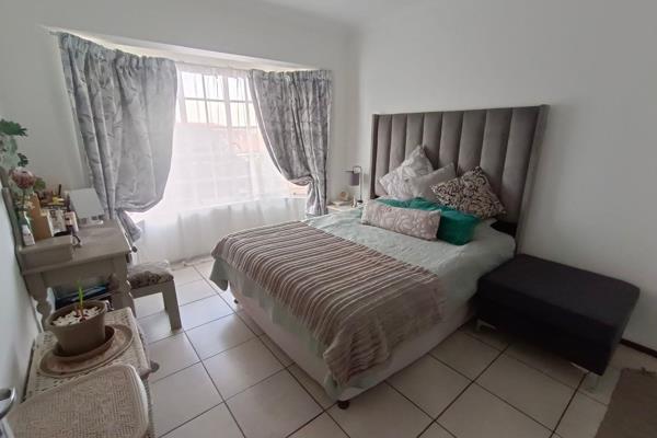 Dual Mandate

Corner Unit - Townhouse

Ready to move in 2-Bedroom Simplex in a Secure Hennopspark Complex, walking distance to both Zwartkop Highschool and Hennopspark Primary.

Ideal property for investors, start-up or a couple wanting to downscale looking for that ideal ...