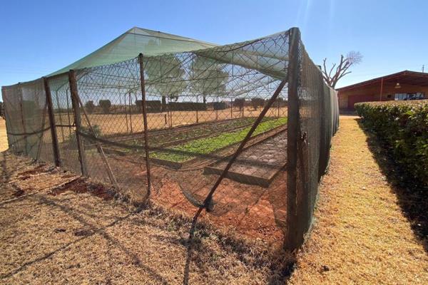 Wielcome to this incredible 4.2 hectare agricultural farm, perfectly situated in the heart of withoek estate in brakpan. This diverse ...