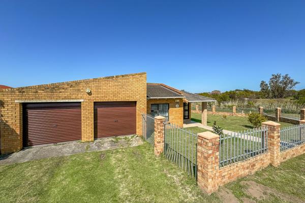 Modern Face-brick Home

This stunning face-brick family home is found in the friendly ...