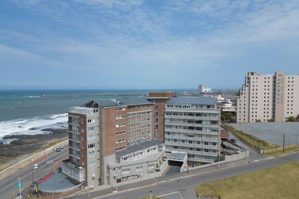 This apartment offers 3 bedrooms, all with an ocean view. 
With an open plan living area flowing into a modern fully fitted kitchen ...