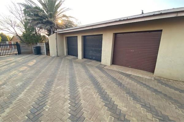 A big family home with big yard in family oriented suburb of Masada.
A paved drive way welcomes you with 3 lock up garages and plenty ...