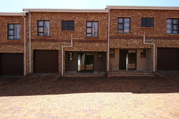 Spacious and Modern 2 bedroom Town House, 
2 En suite bathrooms &amp; guest toilet. Open plan kitchen Living room.
1 Lock up garage ...