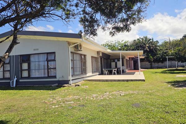 Just steps from the beach, this large guest house offers ample space and versatility with 6 bedrooms, 6 bathrooms, two fully equipped ...