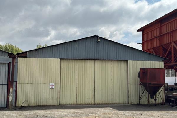 1056 square meters of sheds/ warehouse easily accessible in town in Winterton.
These two sheds can be used as one or in two equal ...