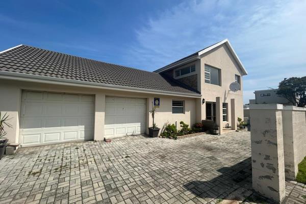 On offer:
Double story house with 3 bedrooms and 3 bathrooms.

Downstairs your will find a beautiful modern kitchen with a scullery. 
A ...