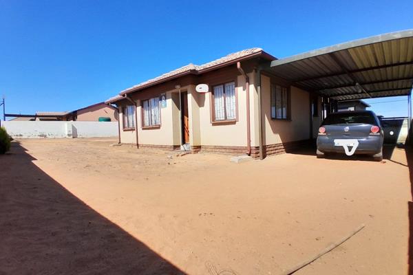 Stunning property for sale in Klarinet Ext, it is an open plan kitchen with lounge and parking carport. Property it has a very big yard ...