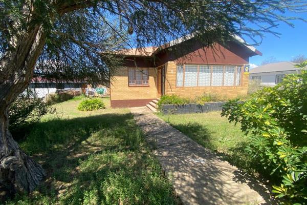 This neat renovated home offers three bedrooms /bathroom - Fitted kitchen. Lovely lounge ..
Rondavel.
Carport
Outside building ( room / ...