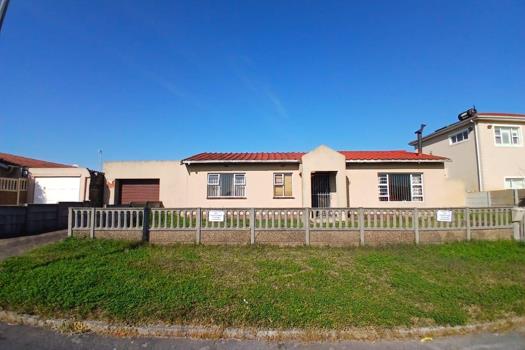 4 Bedroom House for sale in Grassy Park