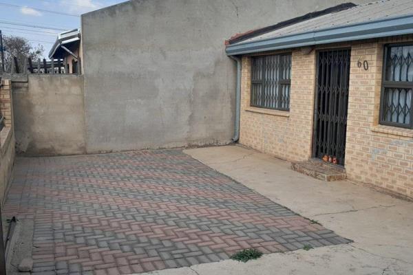 NALEDI 												              TO RENT	
4 ROOM MODIFIED HOUSE
1 Beds, Main bedroom ...