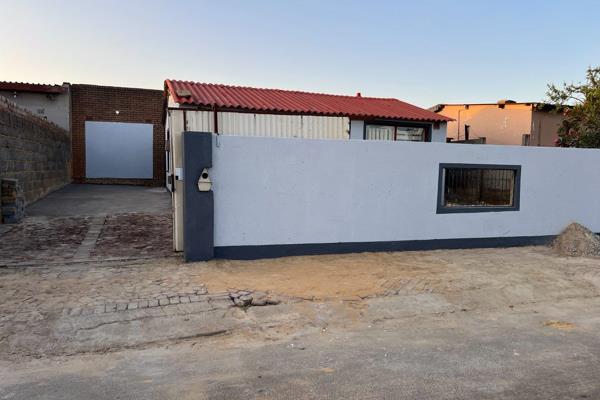 2 Bedrooms for sale in Jabavu

A neat, just renovated property for sale in CWJ next to kwezi station. 
Consist off
2 Bedrooms
full ...