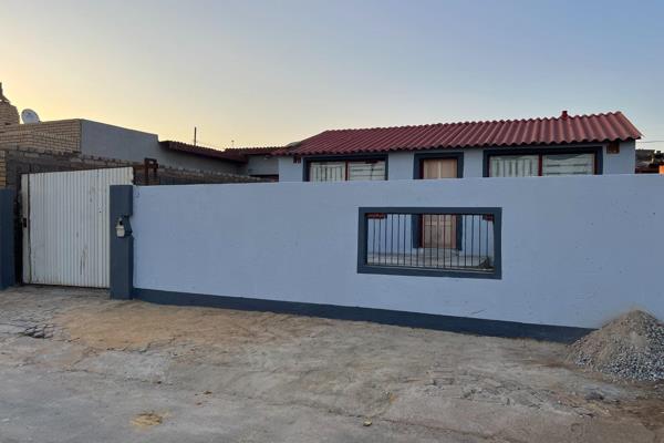 2 Bedrooms for sale in Jabavu

A neat, just renovated property for sale in CWJ next to kwezi station. 
Consist off
2 Bedrooms
full ...