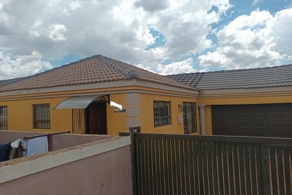 This neat three bedrooms house is situated in Protea Glen Ext 13, close to all amenities such as Glenridge Shopping Centre, Protea Glen ...